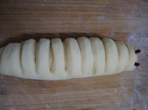 用两粒小蔓越莓帮它按两个小眼睛，胖嘟嘟的毛毛虫成型啦！