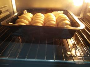 刷蛋液，放入预热好的烤箱，下层180度烤15分钟