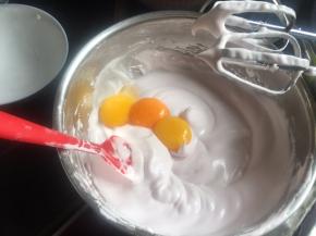 把蛋黄放入，再打二分钟