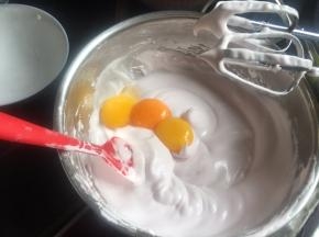 把蛋黄放入，再打二分钟