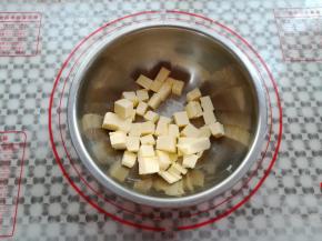 黄油放入盆子里切小块软化