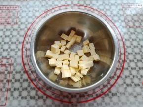 黄油放入盆子里切小块软化