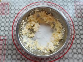 打发到蓬松后加入细砂糖，继续打到顺滑状态