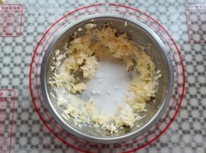 打发到蓬松后加入细砂糖，继续打到顺滑状态