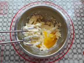 分2次加入蛋黄打发，彻底融合后加入第二个蛋黄继续打