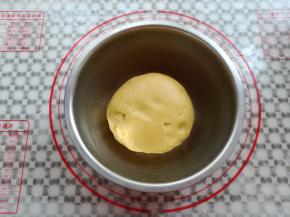 用刮刀混合均匀面团，也可以戴一次性手套揉成光滑面团，放入冰箱冷藏1小时