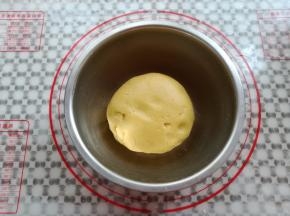 用刮刀混合均匀面团，也可以戴一次性手套揉成光滑面团，放入冰箱冷藏1小时