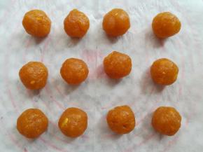 凤梨馅按照30克一个分成12份揉圆