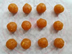 凤梨馅按照30克一个分成12份揉圆