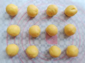 酥皮按照30克一个分成12个揉圆