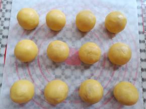 所有的面团依次包好，同时预热烤箱上火130度，下火160度