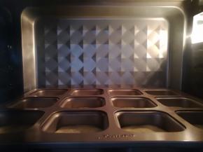 凤梨馅放入烤箱底层上火130度，下火160度烤25分钟（其他烤箱根据使用情况灵活调整）