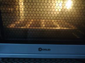 烤熟后取出烤盘放凉脱模