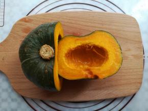 南瓜切成两半，去掉南瓜囊和籽