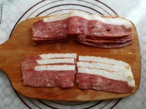 培根解冻后从中间切成2段