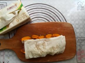 用纸巾把培根上多余的水份吸干