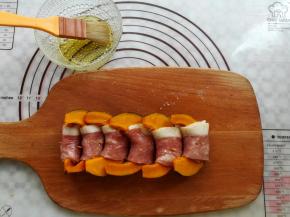 在培根上刷一层橄榄油