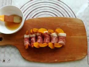 继续在培根上刷一层蜂蜜