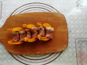 在培根上撒上适量的孜然粉和胡椒粉