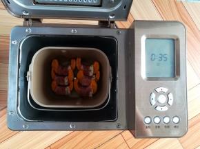 南瓜培根卷放入面包桶里，启动面包机烘烤功能烤35分钟