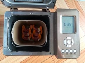 南瓜培根卷放入面包桶里，启动面包机烘烤功能烤35分钟