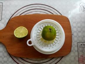 取半个柠檬榨汁备用