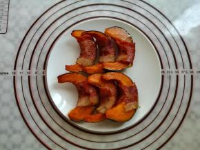 南瓜培根卷取出装盘