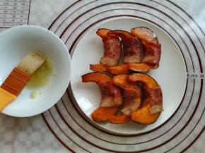 在培根上刷少量的柠檬汁