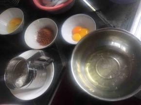 准备材料，蛋清蛋白分别放在无油无水的盆中
