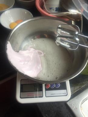蛋清打到鱼眼泡时将fluff棉花糖直接称量放入盆中，逐步打进蛋清.用糖的话还是分三次放入，打到干性发泡