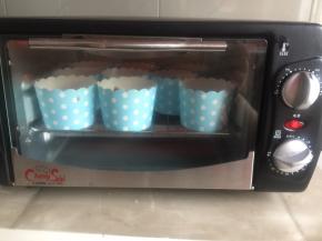 倒入纸杯，放入预热好的烤箱180度烤30分钟，根据个人烤箱来