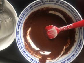 将牛奶和油打匀放入微波炉叮十几秒，将可可粉和入，到无粉状态