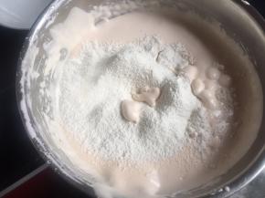 将粉类过筛入鸡蛋糊，翻拌均匀，不消泡就是这点好，手残也不急