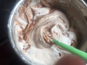 将可可液倒入面糊，翻拌均匀