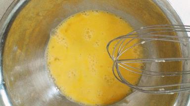 牛奶里筛入低粉、玉米淀粉、细砂糖拌匀