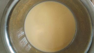 鸡蛋液加入牛奶面糊中搅拌均匀，过筛一次