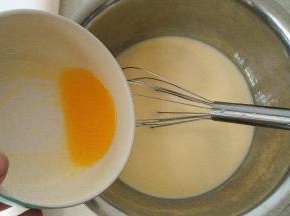 黄油加入牛奶鸡蛋液中