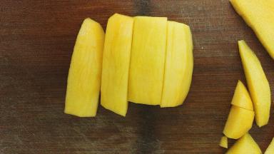 芒果去皮切大块