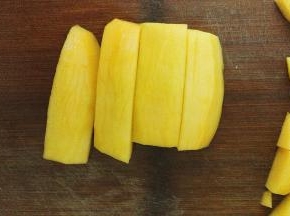 芒果去皮切大块