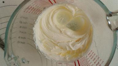 淡奶油里加细砂糖打发至打蛋器提起能够拉出倒三角即可