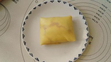 做好的芒果班戟放冰箱冷藏一个小时后吃味道更好