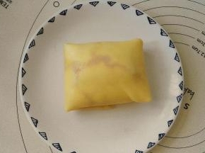 做好的芒果班戟放冰箱冷藏一个小时后吃味道更好