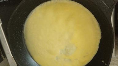 准备一口不沾平底锅，在预热好的锅内倒入一勺面糊，然后转动一下锅让面糊均匀的铺满锅底。