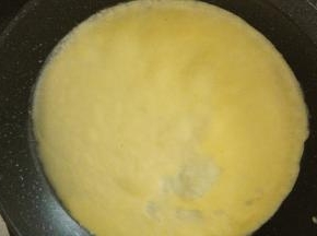 准备一口不沾平底锅，在预热好的锅内倒入一勺面糊，然后转动一下锅让面糊均匀的铺满锅底。