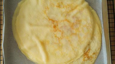 慢慢的饼底会鼓起泡泡，不需要翻面，再烙一会，整个饼皮都鼓起大泡，就熟了，依次做好所有冷却