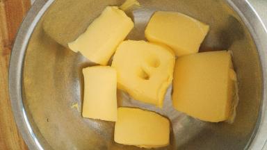 黄油软化到用手指可以轻易戳个洞的状态