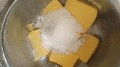 糖粉加入黄油里面