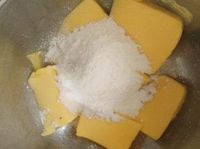 糖粉加入黄油里面