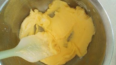 用刮刀翻拌到看不见糖粉，黄油不需要打发