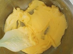 用刮刀翻拌到看不见糖粉，黄油不需要打发